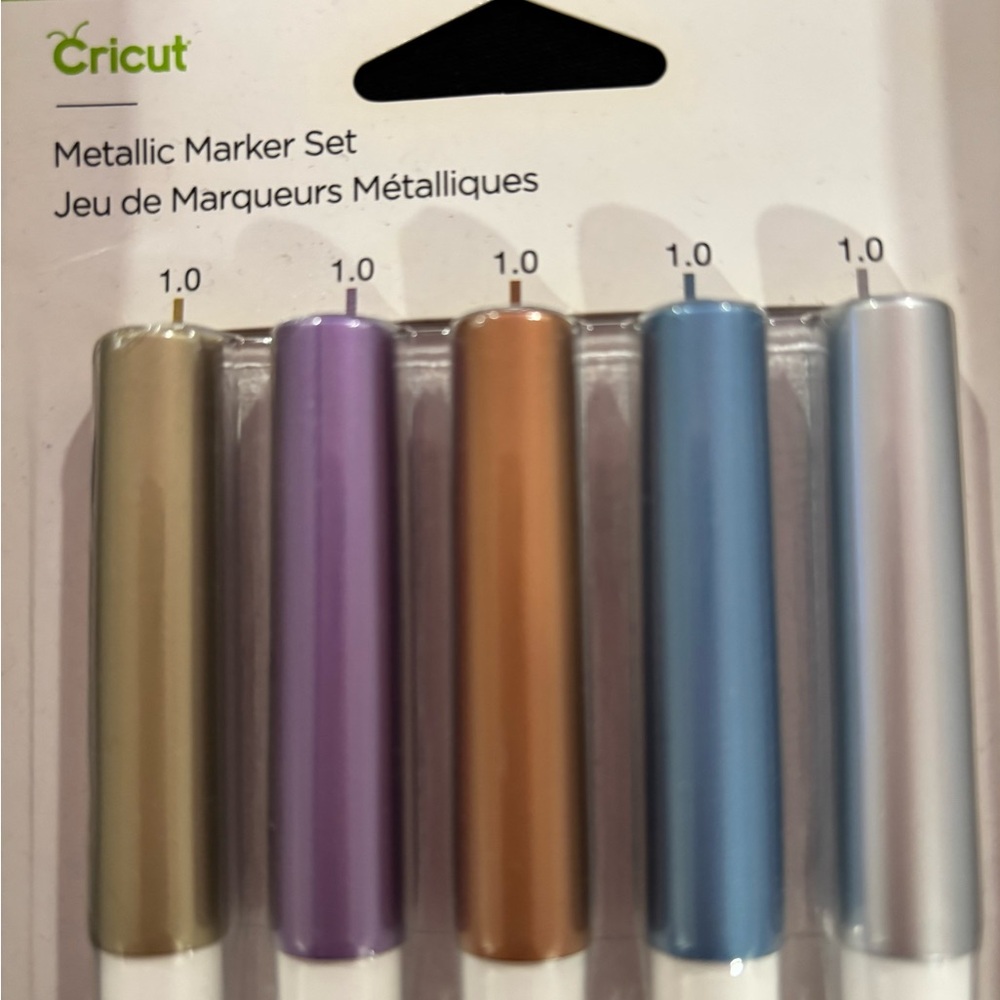 Cricut Metallic Marker & Iron-On Bundle - Picture 2 of 4